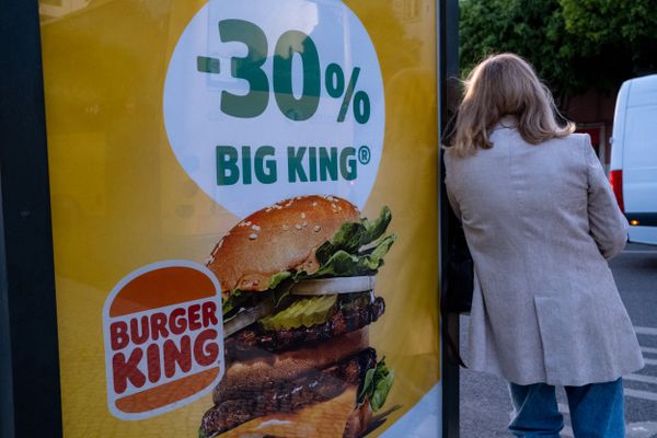 Une affiche publicitaire pour Burger King