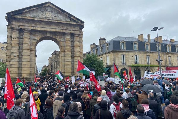 À 16 heures, environ 500 manifestants étaient rassemblés place de la Victoire à Bordeaux, ce samedi 15 mai 2021, pour soutenir la Palestine. 