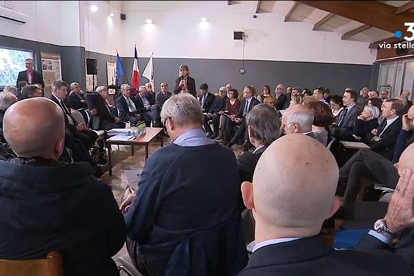 À l'initiative de la préfète de Corse, une centaine de maires se sont réunis à Ponte-Leccia, lundi 16 décembre, pour une réunion de travail sur l’urbanisme. 