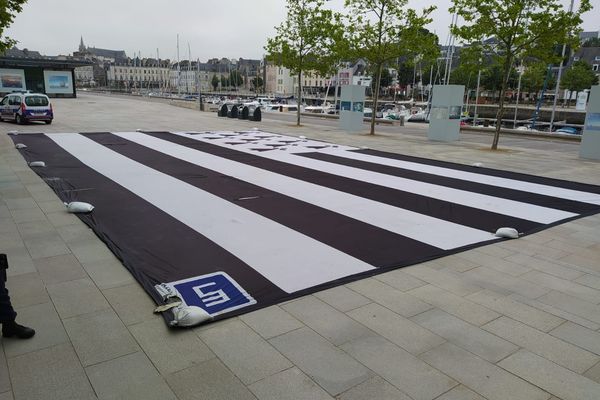 Le drapeau breton de 320 m² avait été volé. Il est réapparu au port à Vannes