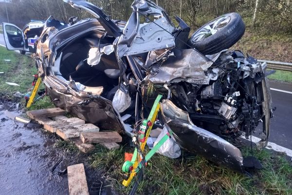 L'épave de la voiture, sur la bretelle de sortie de l'autoroute A34, après l'intervention des pompiers.