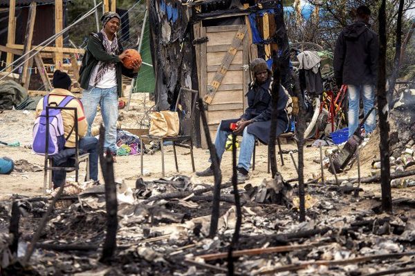 De nombreuses cabanes ont brûlé jeudi lors d'une violente rixe entre migrants dans la "Jungle" de Calais.