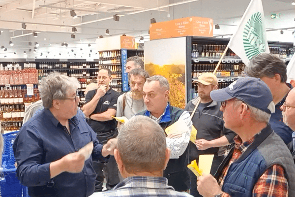 Des producteurs de noix dans un supermarché du Lot