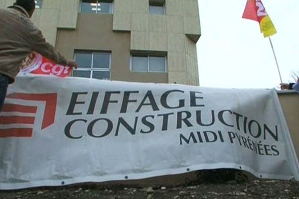 Les "Eiffage"  ici devant le site de Tarbes