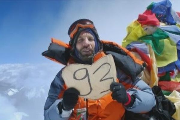 Nadir Dendoune au Sommet de l'Everest, brandissant le drapeau de la Seine Saint Denis 