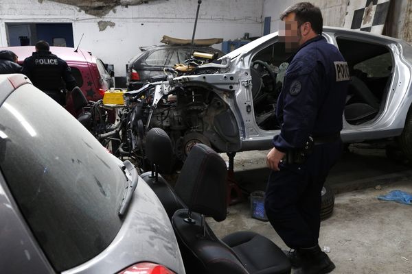 Opération de police dans un garage où ont été retrouvés plusieurs véhicules volés.