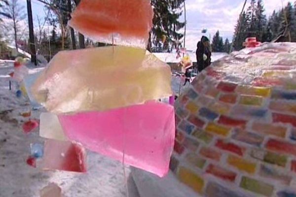 Clou de cette journée, la présentation de cette sculpture de glace réalisée par les écoliers du village avec l'aide de bénévoles