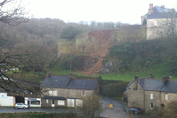 Eboulement d'une partie des remparts de Moncontour