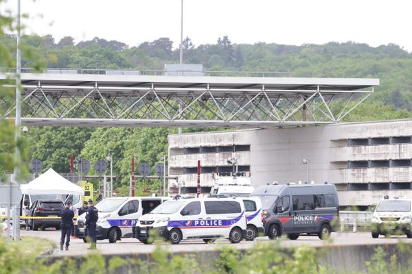 Cinq mois après l'attaque au fourgon au péage d'Incarville (Eure), les agents pénitentiaires inquiets pour leur sécurité.