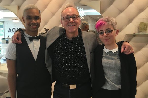 Patrick Bouchet-Sauvage, coiffeur et maître d'apprentissage à Poitiers, entouré des deux apprentis actuellement en formation dans son salon, James Hoarau et Claire Dorat