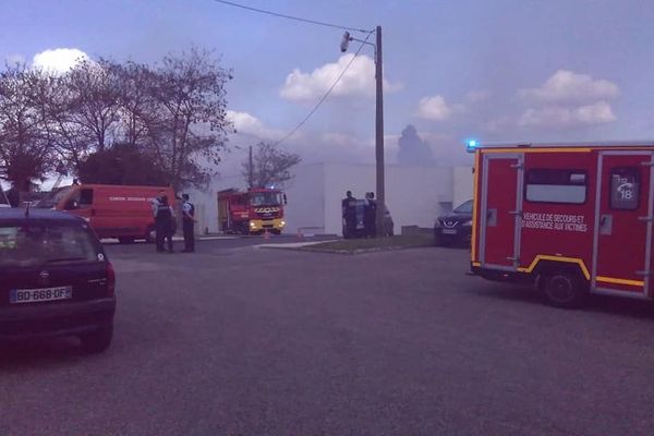 Deux millions de bouteilles de vin et spiritueux, disparus dans l'incendie du  site Sovex Grands Châteaux mardi 16 avril à Carbon-Blanc ( Gironde )