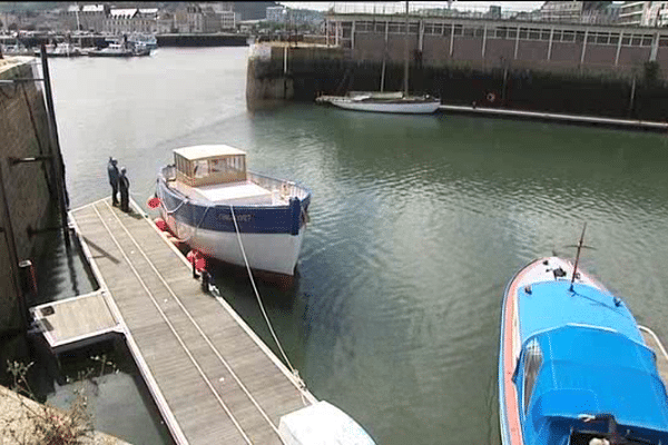 La Croix du Sud s'est refaite une beauté à Saint-Vaast-la-Hougue mais il reste encore du travail. Les Voiles écarlates lancent donc un appel aux bonnes volontés.