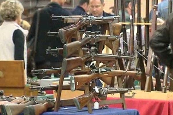 Remous Dans Le Milieu Des Collectionneurs D'armes