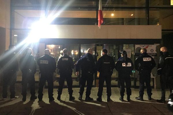 Une cinquantaine de policiers devant le commissariat de Montpellier