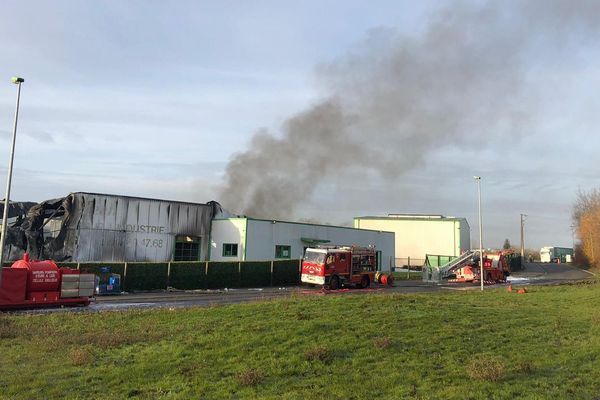 Jusqu'à 95 pompiers ont été mobilisés pour maîtriser l'incendie, qui a totalement détruit l'un des entrepôts de l'usine CMS, classée Seveso.