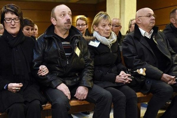 Francoise (à gauche) et Patrick Champlon (2e à gauche), les parents d'Alicia Champlon, et Dominique (au centre) et Claude Bertaut, les parents d'Audrey Bertaut, le 10 février 2015 dans la salle d'audience de la cour d'assises du Var où l'on juge l'assassin de leurs filles.