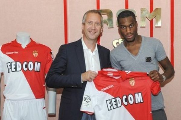 Geoffrey Kondogbia avec le vice-président de l'AS Monaco FC, Vadim Vasilyev, juste après sa signature.