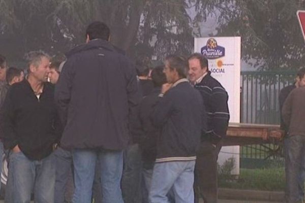 Les producteurs devant la coopérative France Prune à  Casseneuil, hier.