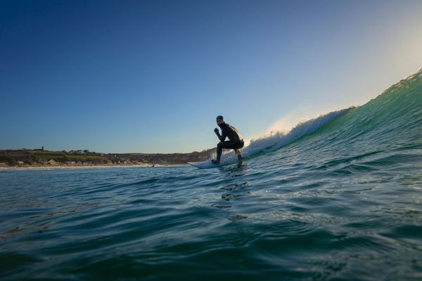 À Siouville, dans la Manche, on peut faire du surf toute l'année. C'est un des spots les plus connus de Normandie. La fédération française de surf y a installé son antenne régionale.