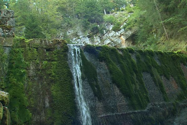 La cascade de la source du Doubs ne coule plus. IMAGE D'ILLUSTRATION ÉTÉ 2020