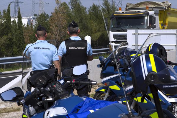 Illustration de motards de l'escadron de la sécurité routière