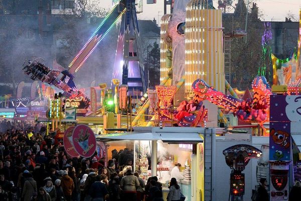 RENNES le 04/12/2016 La grande Fête Foraine de Rennes - Foire d'Hiver est installée esplanade de Gaulle à Rennes avec ses manèges à sensation.