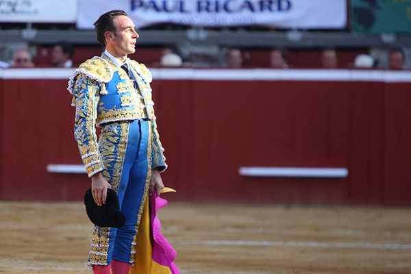 Il est seul avec son empire. Il sait son immense bonheur, il a toréé pour l'immense plaisir de se savoir un peu plus torero chaque jour. De le partager, de nous faire un peu plus torero, nous aussi...