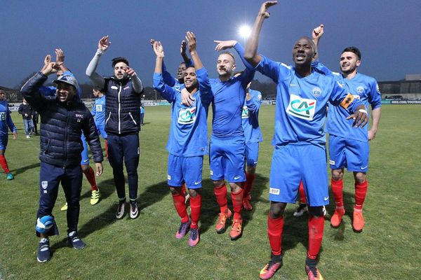 La joie des joueurs du Bergerac Périgord Football Club après leur victoire contre Rodéo Toulouse en Coupe de France