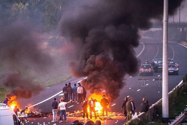 L'autoroute A1 bloquée par des gens du voyage à hauteur de Roye (Somme), le 29 août 2015. 