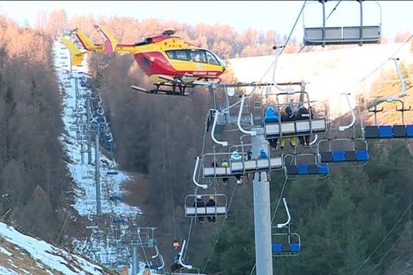 Un hélicoptère intervient pour secourir les skieurs.