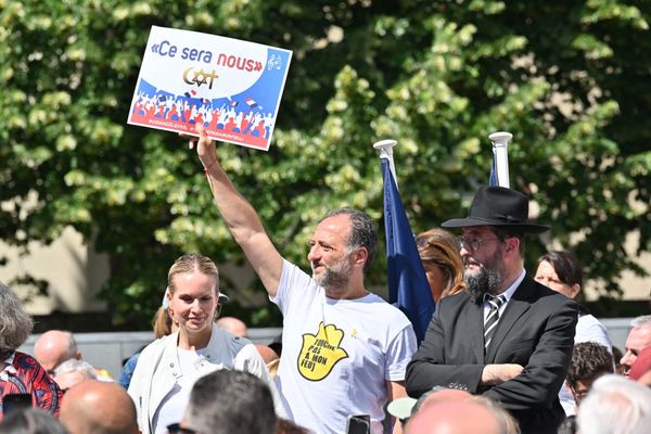 Plusieurs centaines de personnes se sont réunies à Courbevoie pour manifester contre l'antisémitisme.