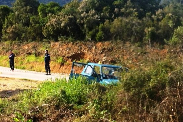 Les gendarmes près de la voiture de la victime à Tiuccia, ce mardi 9 avril. 