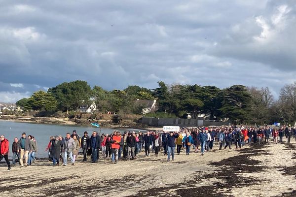 Ils étaient quelque 600 à marcher pour la défense des sentiers côtiers