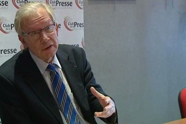 Maxime Maury, directeur régional de la Banque de France, lors la conférence de présentation du nouveau billet de 10 euros à Clermont-Ferrand, le 23/09/2014.