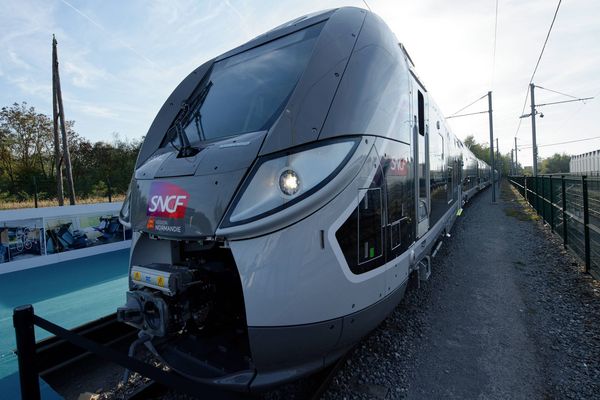 Un train Omneo fabriqué par Bombardier à Crespin.