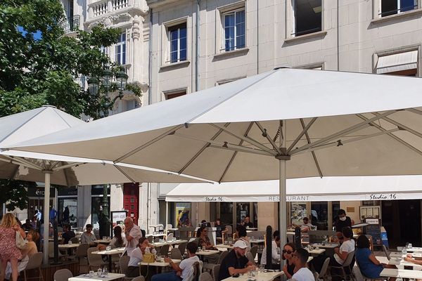 La terrasse du Studio 16 place du Martroi à Orléans (Loiret) enfin ré-ouverte le mardi 2 juin