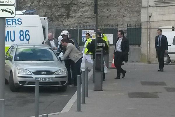 Le forcené dissimulé sous un drap blanc est évacué dans une ambulance du SAMU.