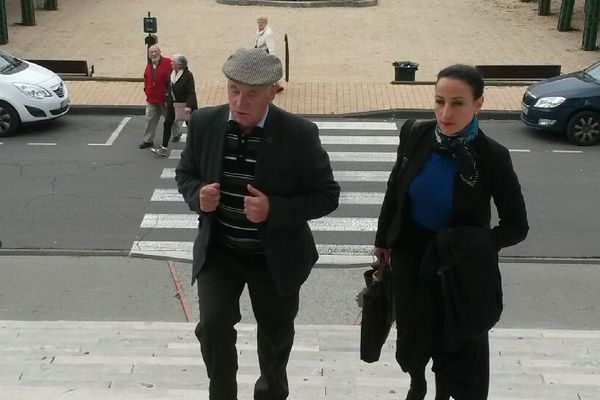 Claude Ducos et son avocate Loréa Chipi à leur arrivée au tribunal ce mardi 3 novembre 2015. 