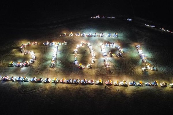 Les agriculteurs ont formé un gigantesque "STOP" avec 80 véhicules agricoles à Neuillé en Indre-et-Loire ce 23 janvier 2024.