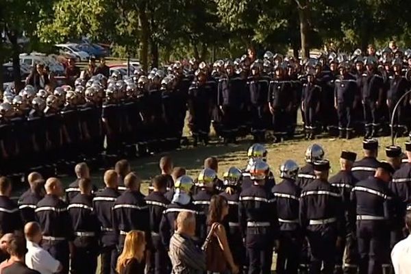 Un millier de pompiers aux obsèques de Jérémy Beier, jeune sapeur pompier mort au feu à Gabian. Elles ont eu lieu dans l'Hérault à Saint-Jean-de-Cuculles - 28 septembre 2016