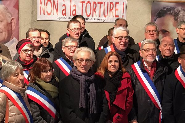 parmi les 150 personnes figuraient des élus. Jean-Pierre Sueur et Jean-Paul Chanteguet veulent une évolution législative sur la question des aveux obtenus sous la torture