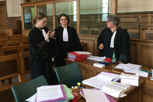 Aux Assises des Haute-Loire, les trois avocates de la défense (Me Diez et Gustin défendent l'accusée, Me Cheminade Bertin, à gauche sur la Photo, défend la grand-mère).