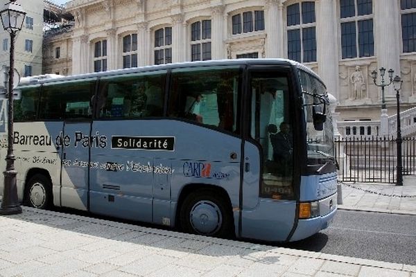 Le « Bus Barreau de Paris Solidarité » est stationné sur le parvis de l'hôtel de ville du 4 au 7 octobre.