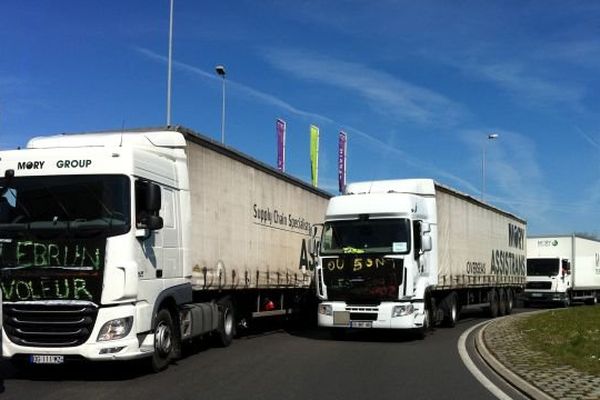 Opération escargot des MoryGlobal à Blois. Les chauffeurs bloquent le rond point de la Patte d'oie de Saint Gervais-la-Forêt. 