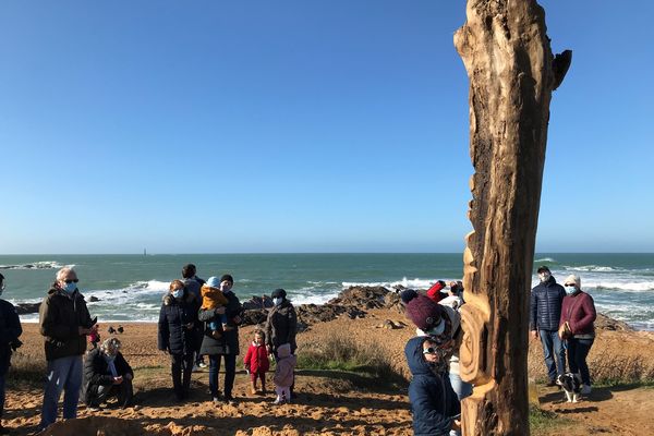 "Moana" veille désormais sur la plage de l'Aubraie aux Sables d'Olonne. En polynésie, les tikis, totems sculptés sont considérés comme des dieux protecteurs.