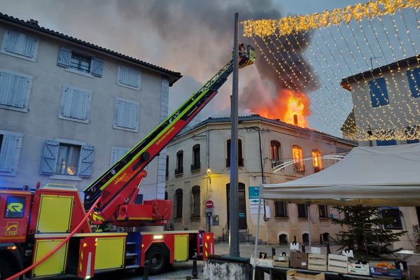 Un violent incendie s'est déclaré, ce jeudi 28 décembre 2023, sur la toiture d'un laboratoire d'analyses médicales dans le centre-ville de St Gaudens près de Toulouse en Haute-Garonne.