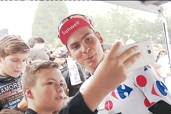 Warren Barguil a longuement signé des autographes lors de la Ronde des Korrigans