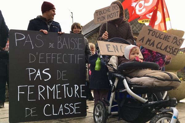 Les parents d'élèves se mobilisent à Glomel (Côtes d'Armor) pour le maintien d'une classe - 9/02/2019