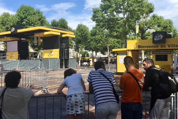 Les premières loges sont déjà occupées... Le grand départ a lieu demain, allée de Tourny, à Périgueux.