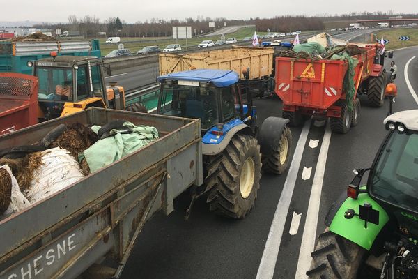 A Montauban lundi, les autoroutes A20 et A62 ont été bloquées par des tracteurs